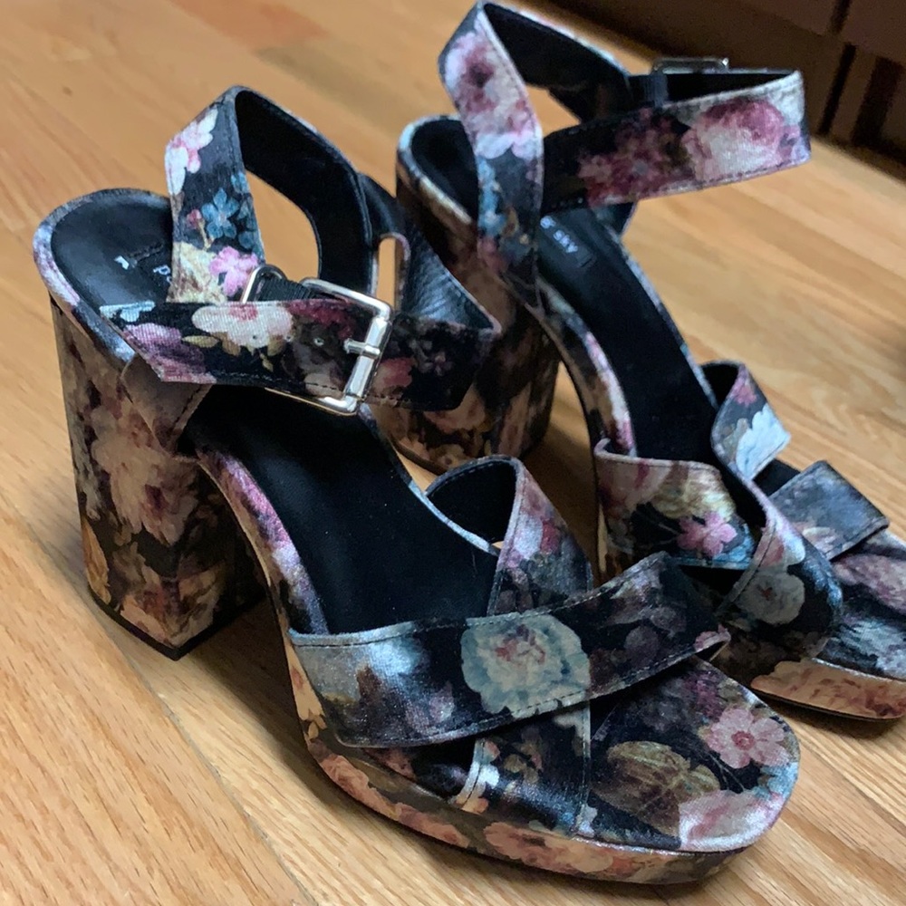 Velvet flower print chunky heels sandals, size 9